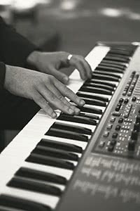 mano-su-una-tastiera-sintetizzatore