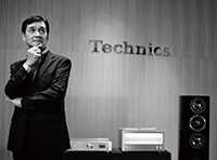 Empleados de Technics frente al logotipo de Technics