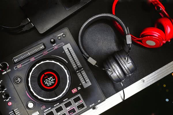 Die-besten-DJ-Controller-unter-300-EUR